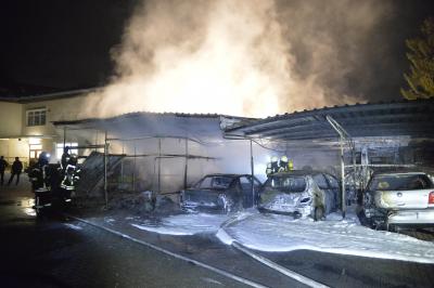 Beilstein: FLAMMENBILDER! Scheune in Vollbrand - Mehrere Autos verbrennen